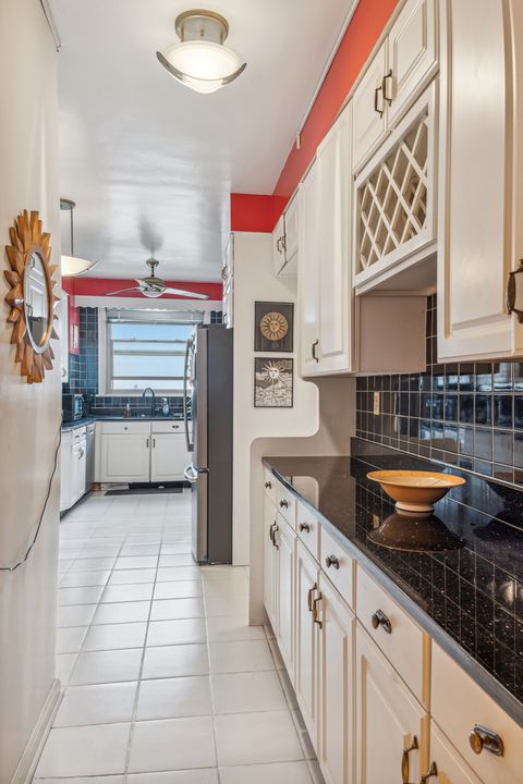 Tiny photo for 5000 S East End Avenue #13A, Chicago, IL 60615 (MLS # 12368217)