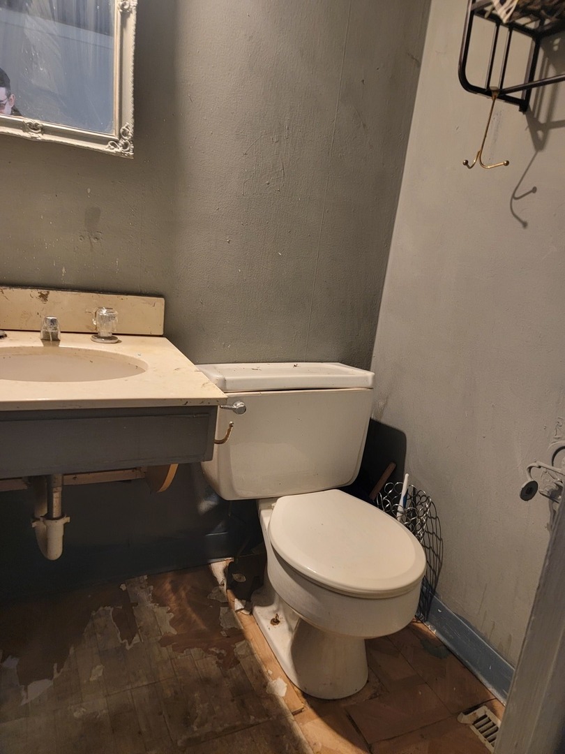 17W747 Standish Lane