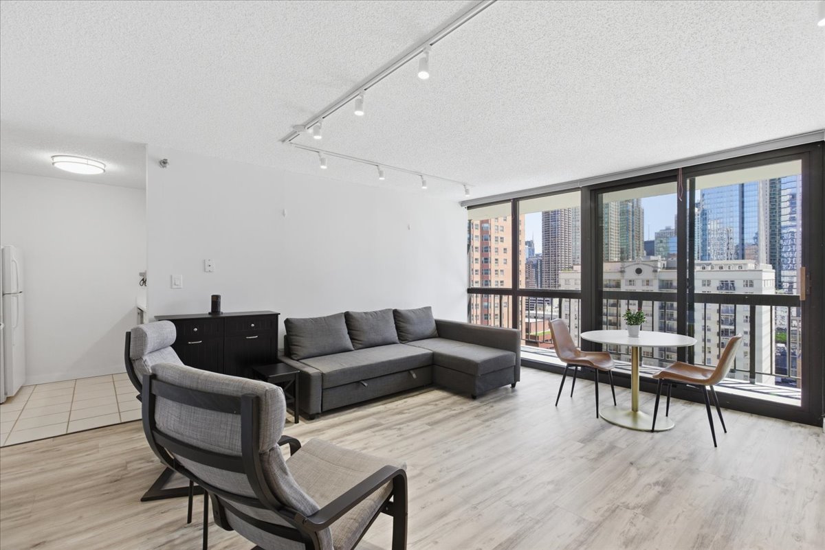 33 W Delaware Place 19E