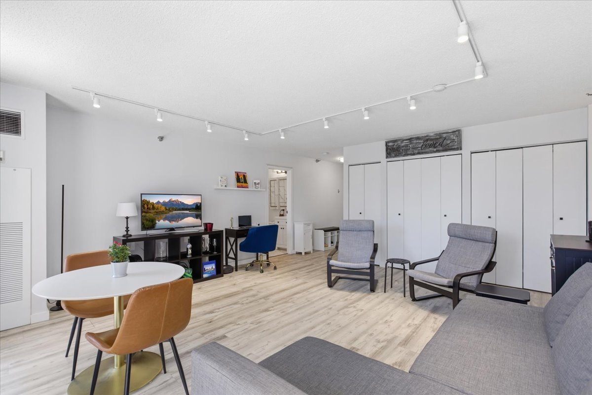 33 W Delaware Place 19E