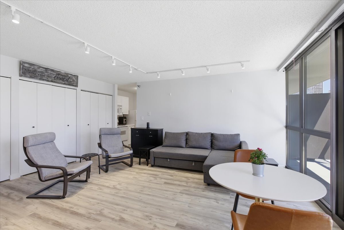 33 W Delaware Place 19E