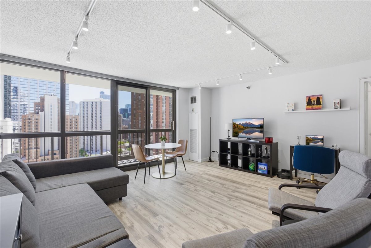 33 W Delaware Place 19E
