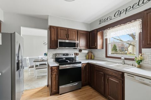 Tiny photo for 2540 E Crest Avenue, Bettendorf, IA 52722 (MLS # 12601362)