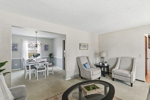 Tiny photo for 2540 E Crest Avenue, Bettendorf, IA 52722 (MLS # 12601362)