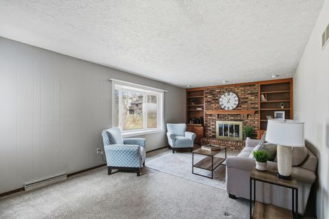 Tiny photo for 2540 E Crest Avenue, Bettendorf, IA 52722 (MLS # 12601362)