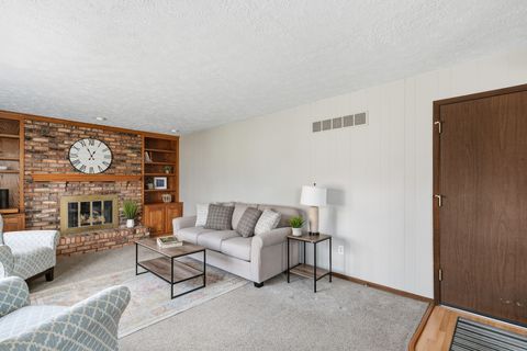 Tiny photo for 2540 E Crest Avenue, Bettendorf, IA 52722 (MLS # 12601362)