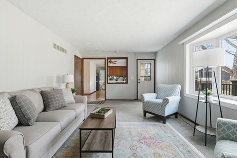 Tiny photo for 2540 E Crest Avenue, Bettendorf, IA 52722 (MLS # 12601362)