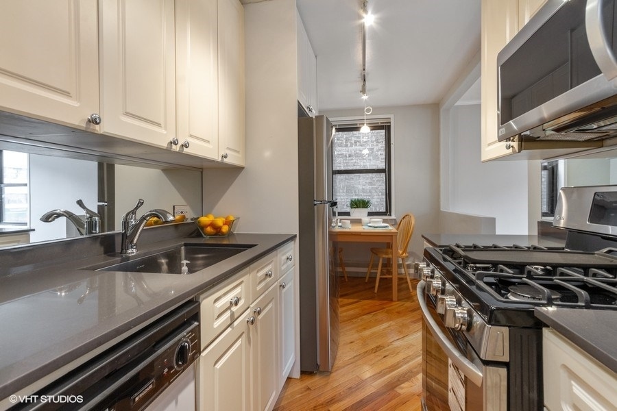 525 W Aldine Avenue 102