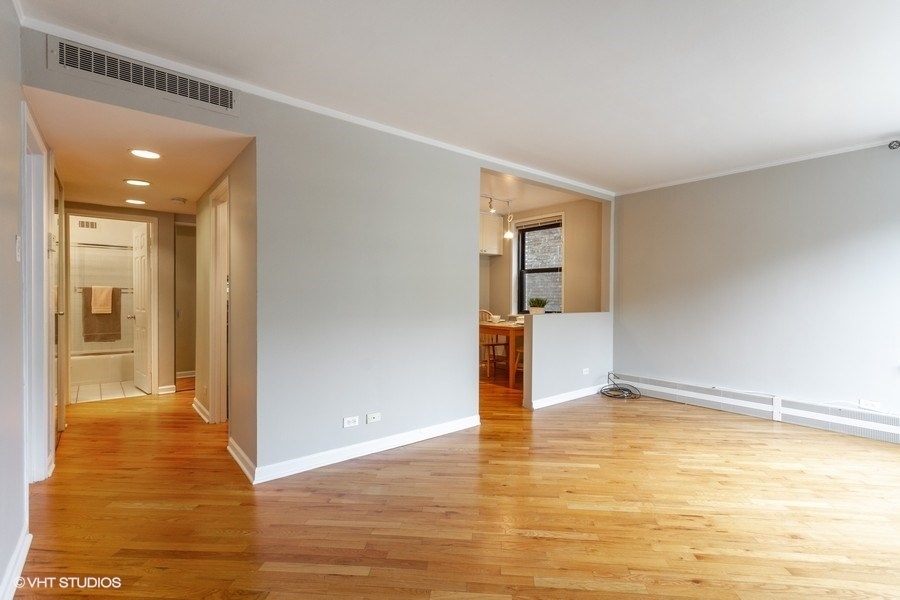 525 W Aldine Avenue 102