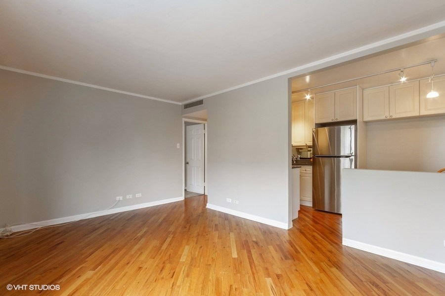 525 W Aldine Avenue 102