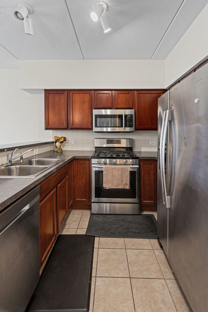 405 S Creekside Drive 404