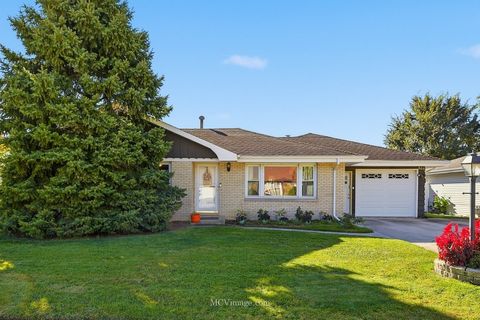 Photo of 605 GLORIA Street, Lockport, IL 60441 (MLS # 12503668) Photo of 605 GLORIA Street, Lockport, IL 60441 (MLS # 12503668)