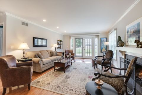 Tiny photo for 933 Wheaton Oaks Drive, Wheaton, IL 60187 (MLS # 12600429)