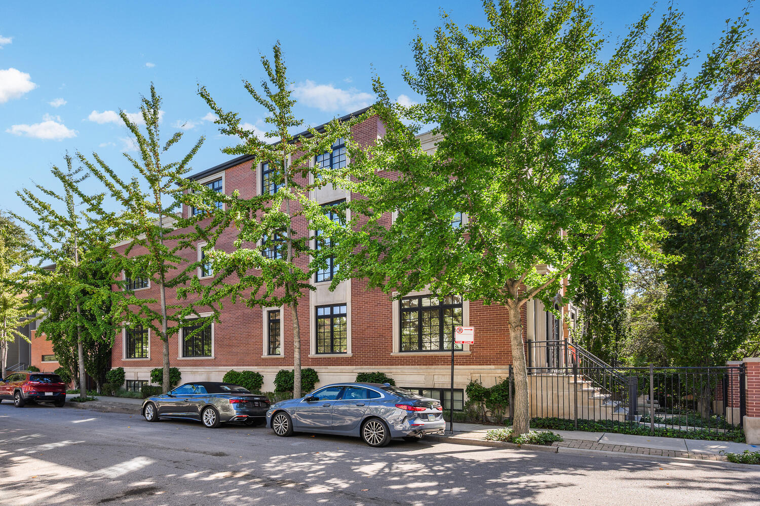 2525 N Greenview Avenue