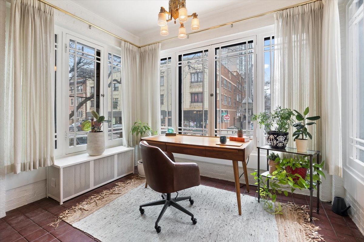 4176 N Clarendon Avenue 1N