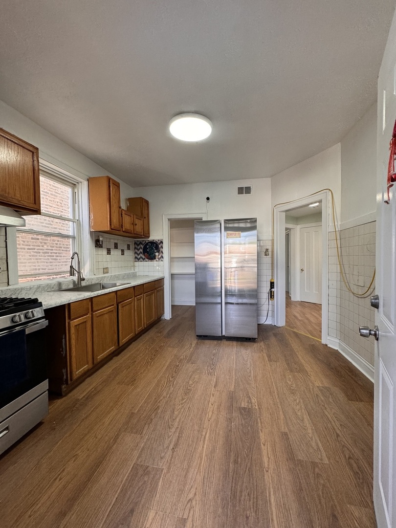 6113 S Sacramento Avenue