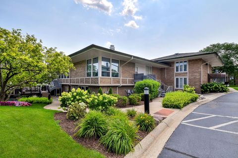 Tiny photo for 5 Oak Brook Club Drive #N305, Oak Brook, IL 60523 (MLS # 12424325)
