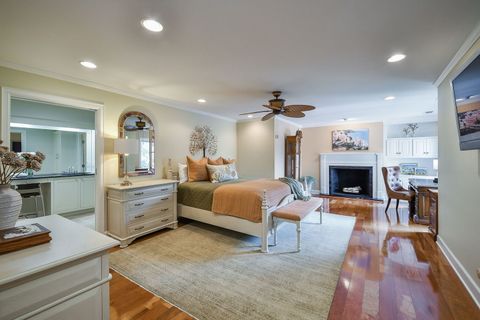 Tiny photo for 5 Oak Brook Club Drive #N305, Oak Brook, IL 60523 (MLS # 12424325)