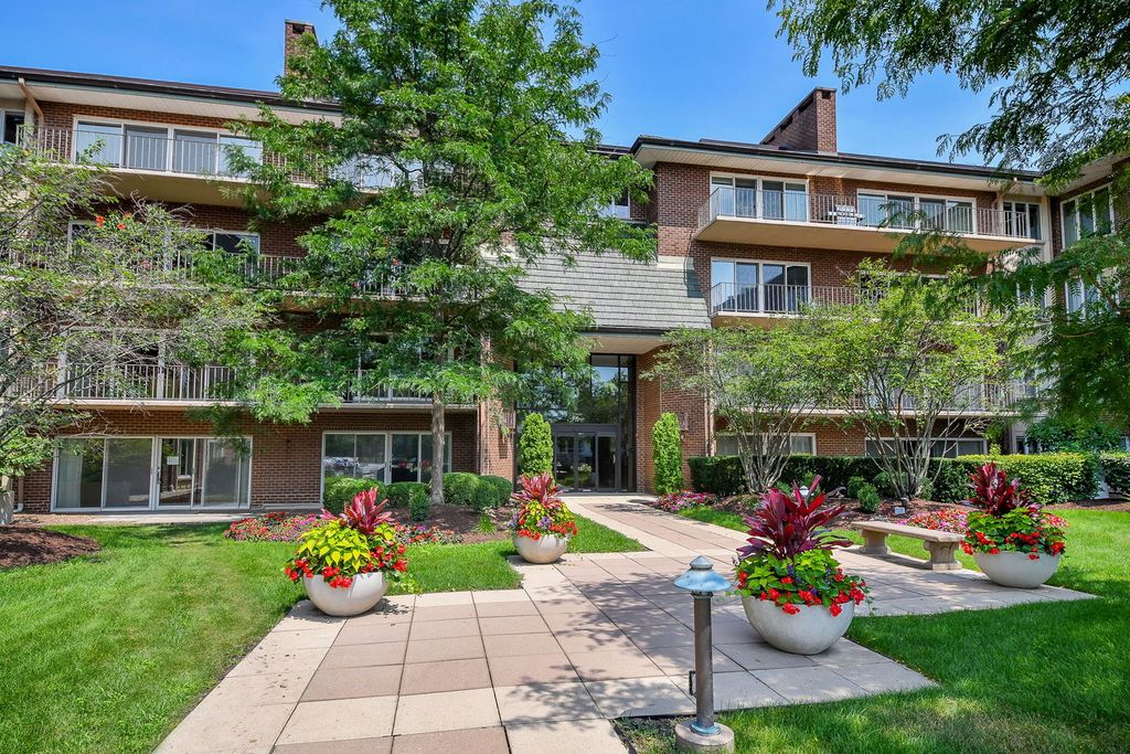 Photo for 5 Oak Brook Club Drive #N305, Oak Brook, IL 60523 (MLS # 12424325)