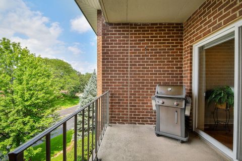 Tiny photo for 5 Oak Brook Club Drive #N305, Oak Brook, IL 60523 (MLS # 12424325)