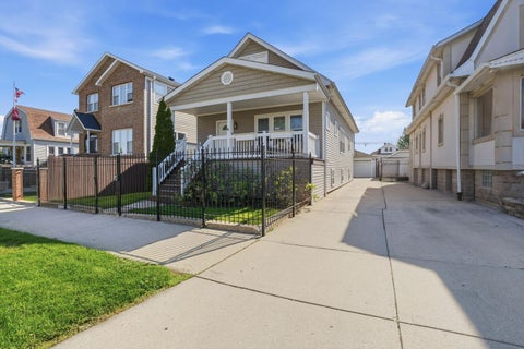 Photo of 2923 N New England Avenue, Chicago, IL 60634 (MLS # 12755391)