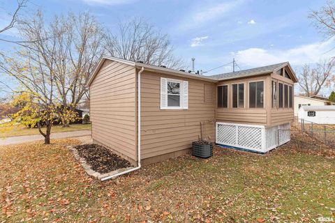Tiny photo for 3205 CANDLEWICK Drive, Bettendorf, IA 52722 (MLS # QC4269625)