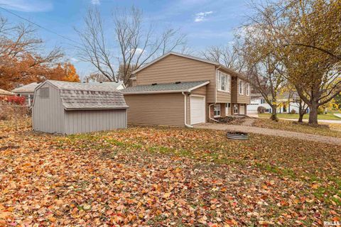 Tiny photo for 3205 CANDLEWICK Drive, Bettendorf, IA 52722 (MLS # QC4269625)
