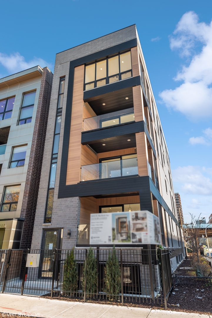 3035 N Sheffield Avenue 2