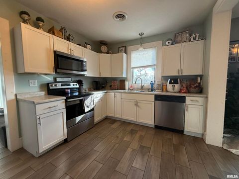 Tiny photo for 605 Follis Avenue, Johnston City, IL 62951 (MLS # QC4269697)