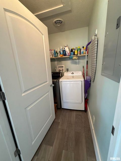 Tiny photo for 605 Follis Avenue, Johnston City, IL 62951 (MLS # QC4269697)