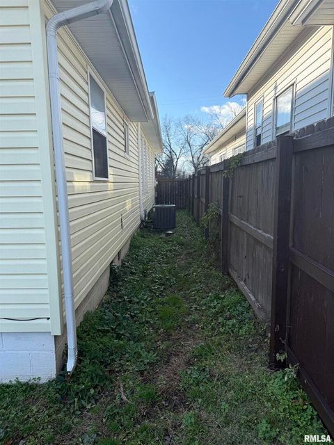 Tiny photo for 605 Follis Avenue, Johnston City, IL 62951 (MLS # QC4269697)