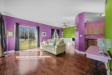 Tiny photo for 1 Windsor Circle #B, South Elgin, IL 60177 (MLS # 12587067)