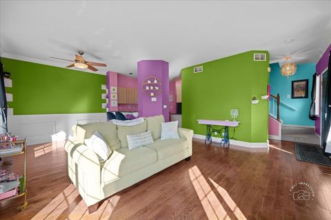 Tiny photo for 1 Windsor Circle #B, South Elgin, IL 60177 (MLS # 12587067)