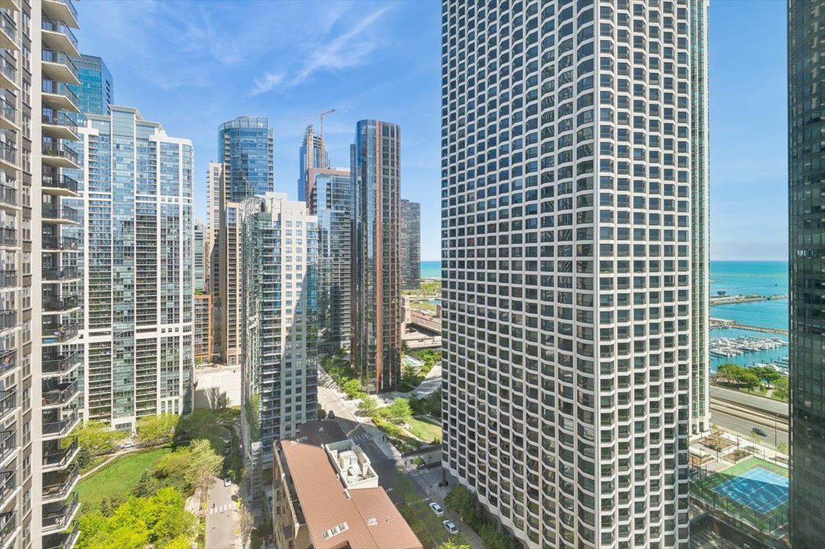 400 E RANDOLPH Street 2706