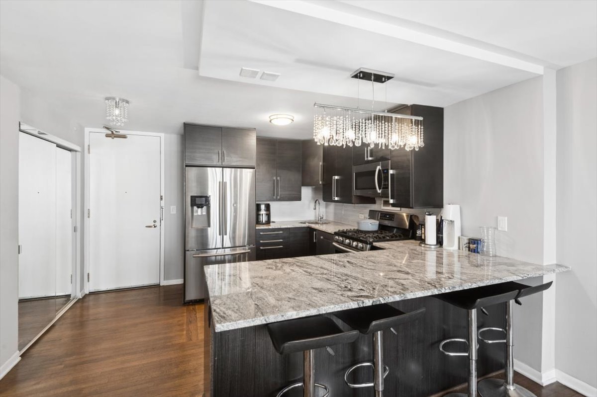 400 E RANDOLPH Street 2706