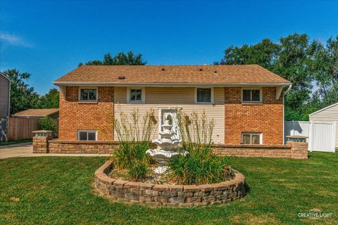 Tiny photo for 129 Oxford Road, Bolingbrook, IL 60440 (MLS # 12469845)