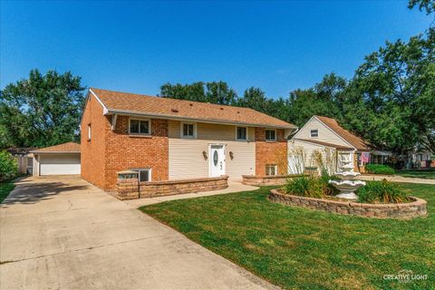 Photo of 129 Oxford Road, Bolingbrook, IL 60440 (MLS # 12469845)