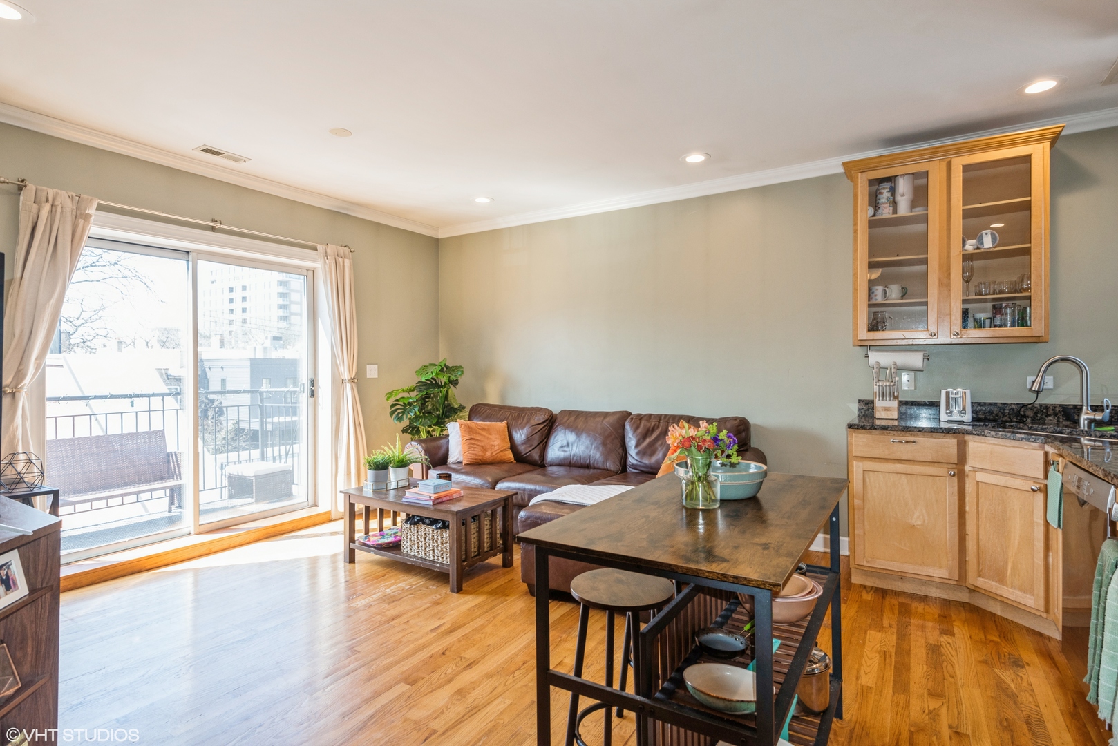 2128 N Hudson Avenue 404