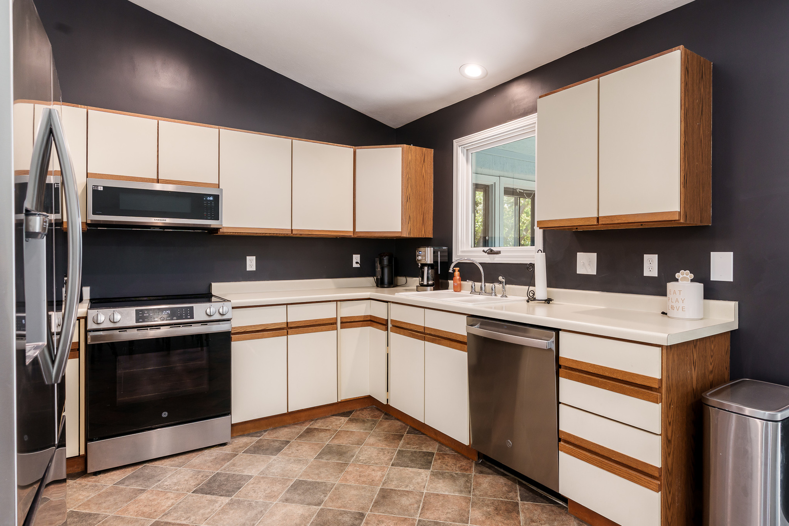 Loves Park, Illinois 61111, United States, 3 Bedrooms Bedrooms, ,3 BathroomsBathrooms,Residential,Pending,228513