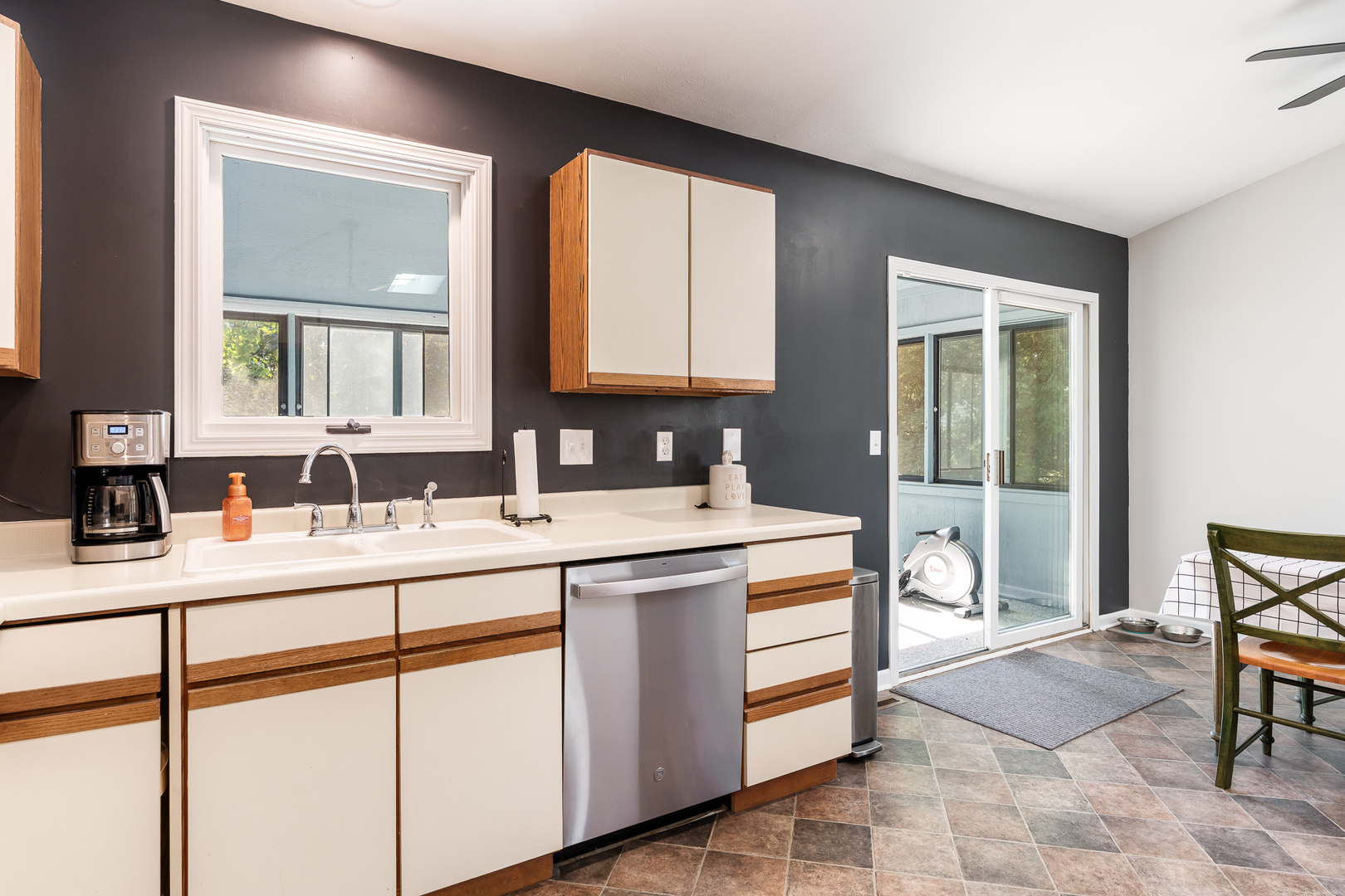 Loves Park, Illinois 61111, United States, 3 Bedrooms Bedrooms, ,3 BathroomsBathrooms,Residential,Pending,228513