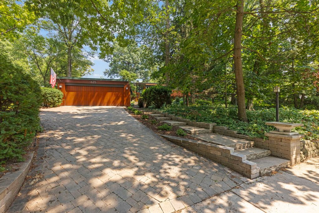 Photo for 625 Midway Park Park, Glen Ellyn, IL 60137 (MLS # 12509033)