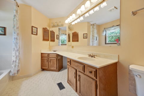 Tiny photo for 565 Rutgers Lane, Elk Grove Village, IL 60007 (MLS # 12750966)