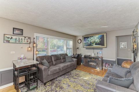 Tiny photo for 140 W Sunset Avenue, Lombard, IL 60148 (MLS # 12503379)