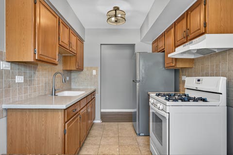 Tiny photo for 415 S MAPLE Avenue #503, Oak Park, IL 60302 (MLS # 12698675)