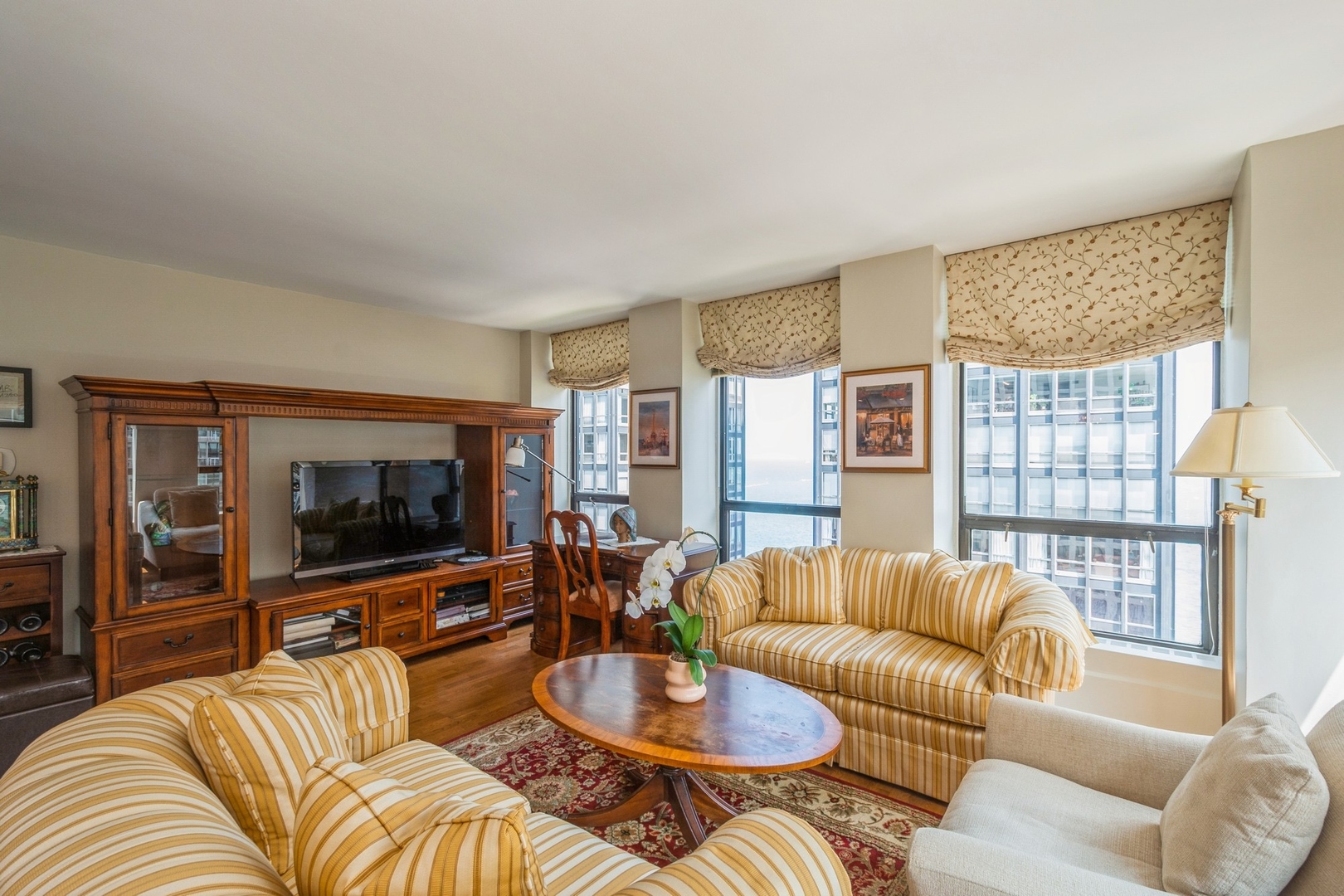 260 E Chestnut Street 1612