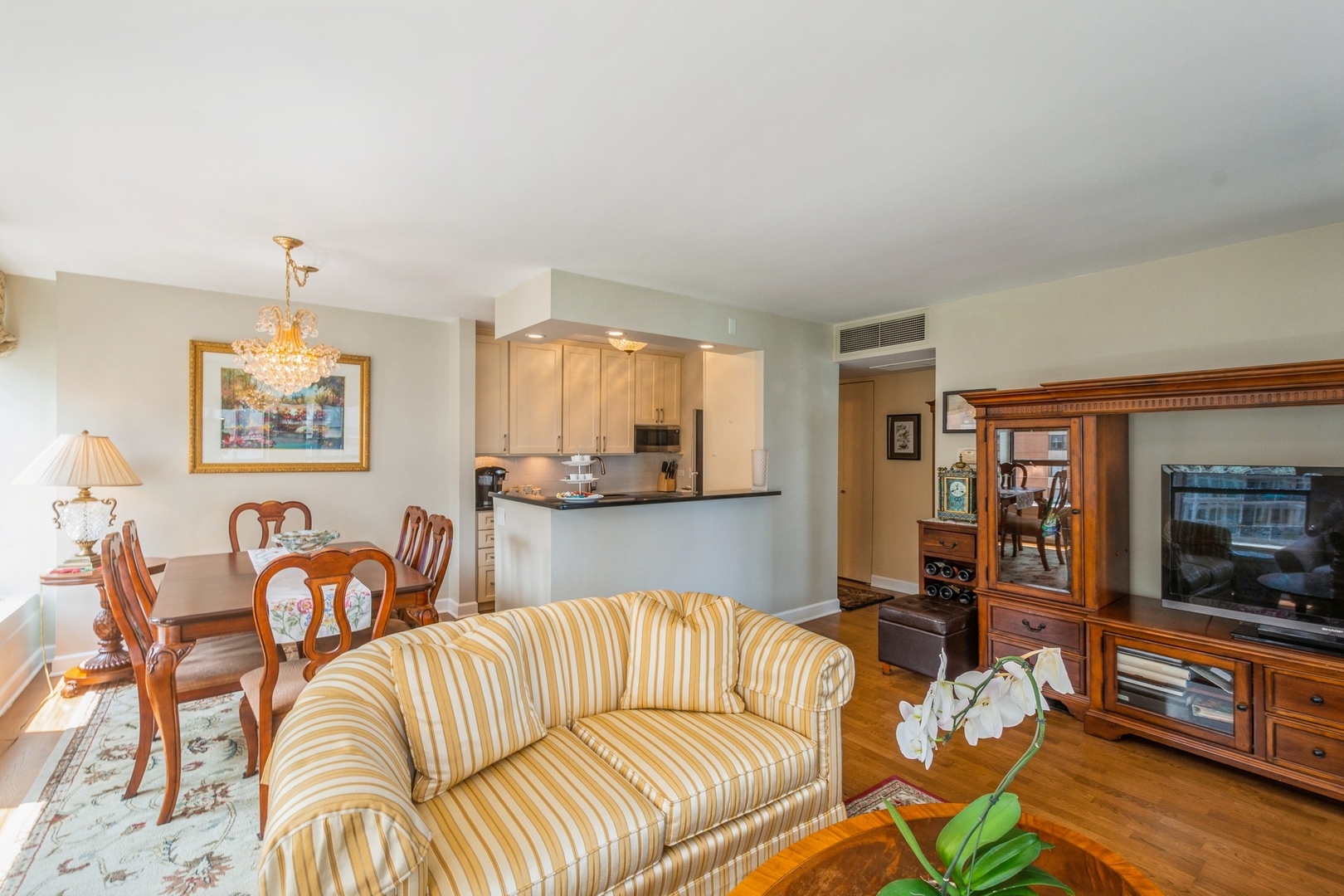 260 E Chestnut Street 1612