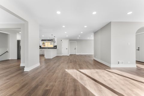 Tiny photo for 634 N Kenilworth Avenue, Elmhurst, IL 60126 (MLS # 12518071)