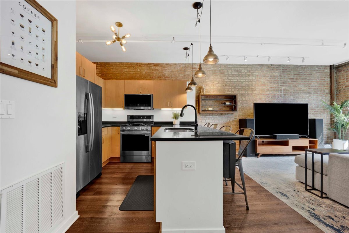 1118 W FULTON Street 202