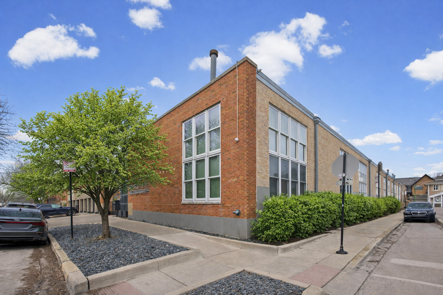 1300 W Altgeld Street 103