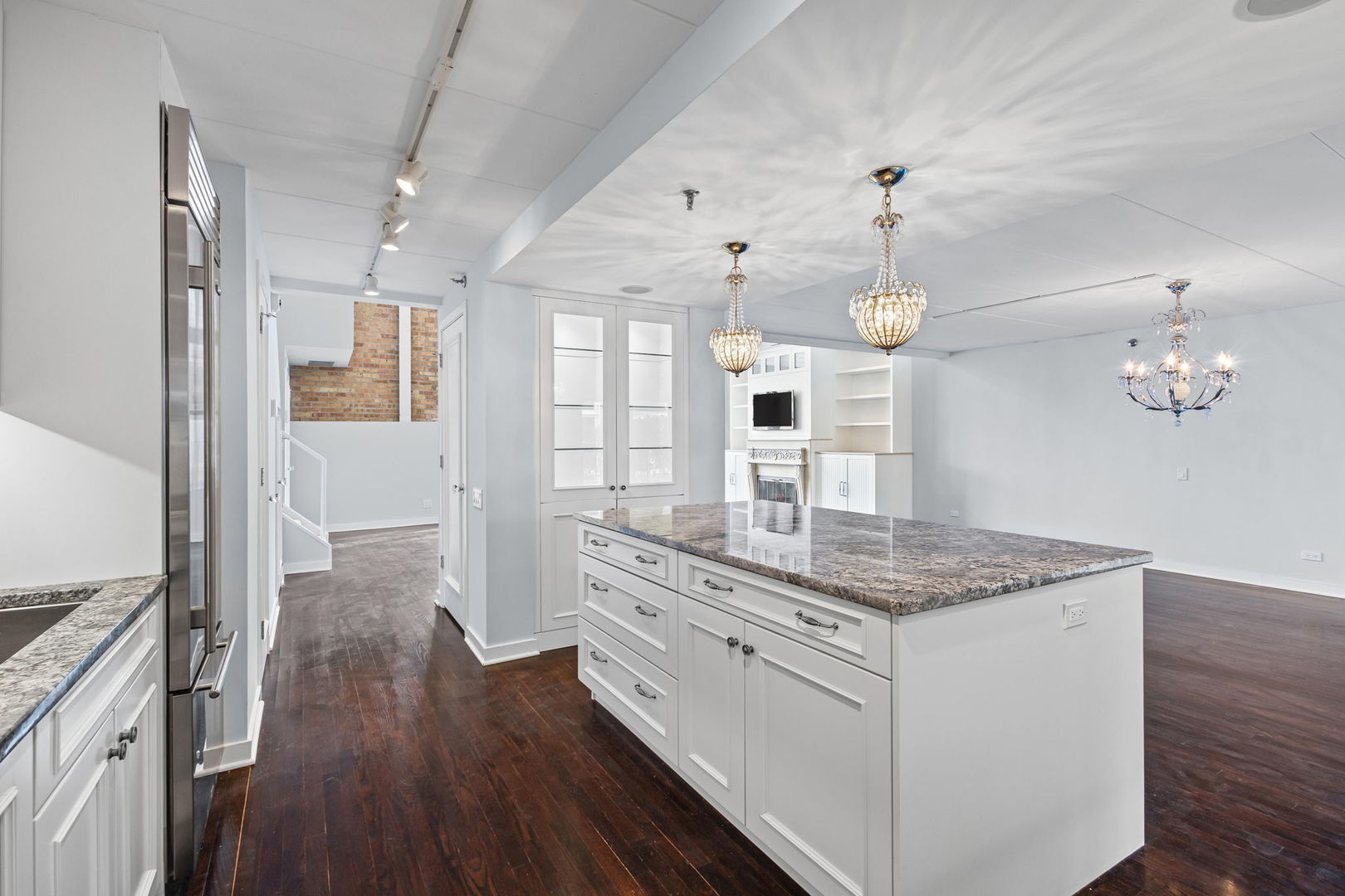 1300 W Altgeld Street 103